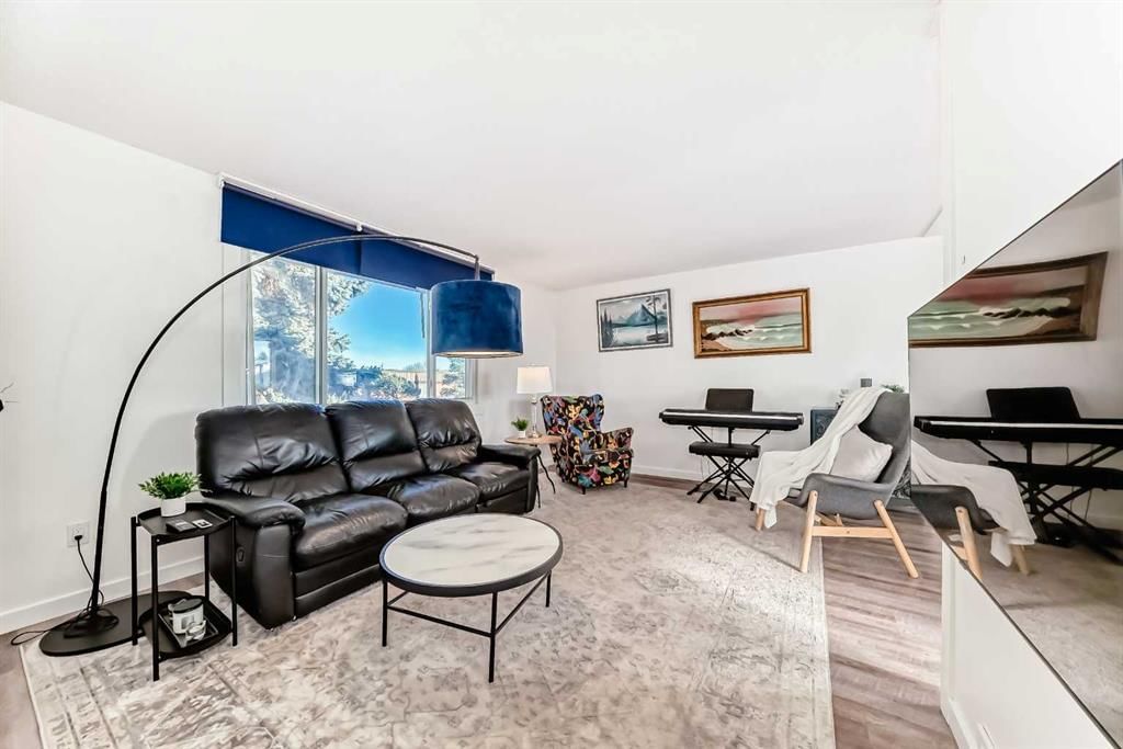 5903 4 Avenue NE, Calgary — photo 3 of 37