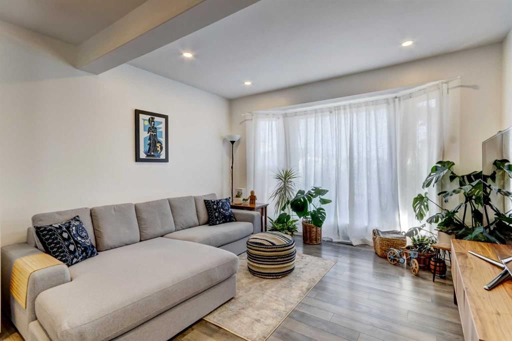 27 Rivercrest Circle SE, Calgary — photo 3 of 34