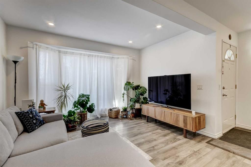 27 Rivercrest Circle SE, Calgary — photo 4 of 34