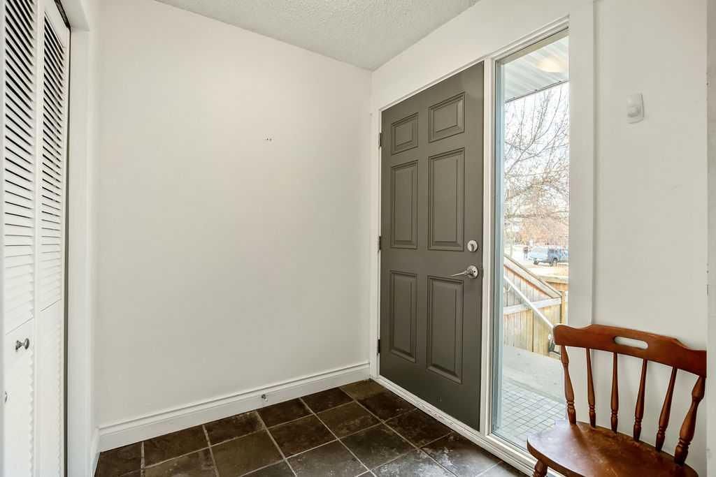 1, 1939 25A Street SW, Calgary — photo 4 of 23