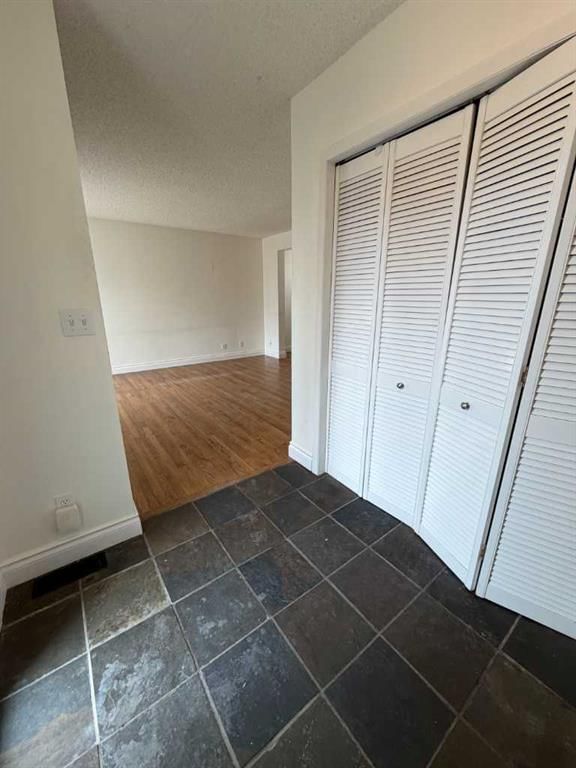 1, 1939 25A Street SW, Calgary — photo 5 of 23