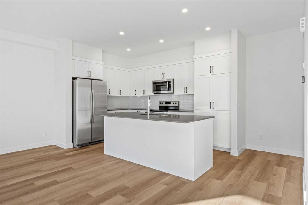 8531 21 Avenue SE, Calgary — photo 3 of 31