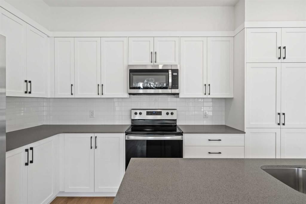 8531 21 Avenue SE, Calgary — photo 4 of 31