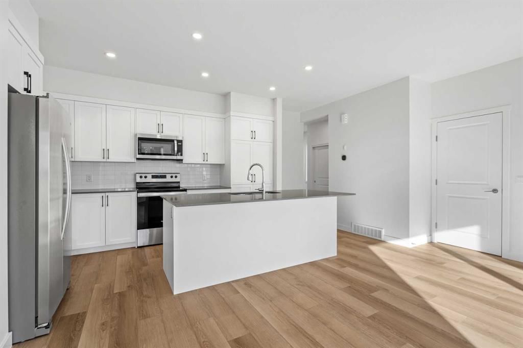 8531 21 Avenue SE, Calgary — photo 5 of 31