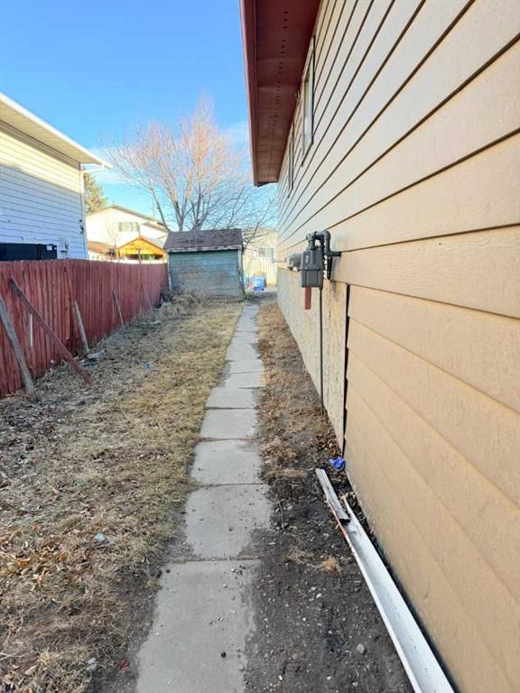 3802 44 Avenue NE, Calgary — photo 3 of 20
