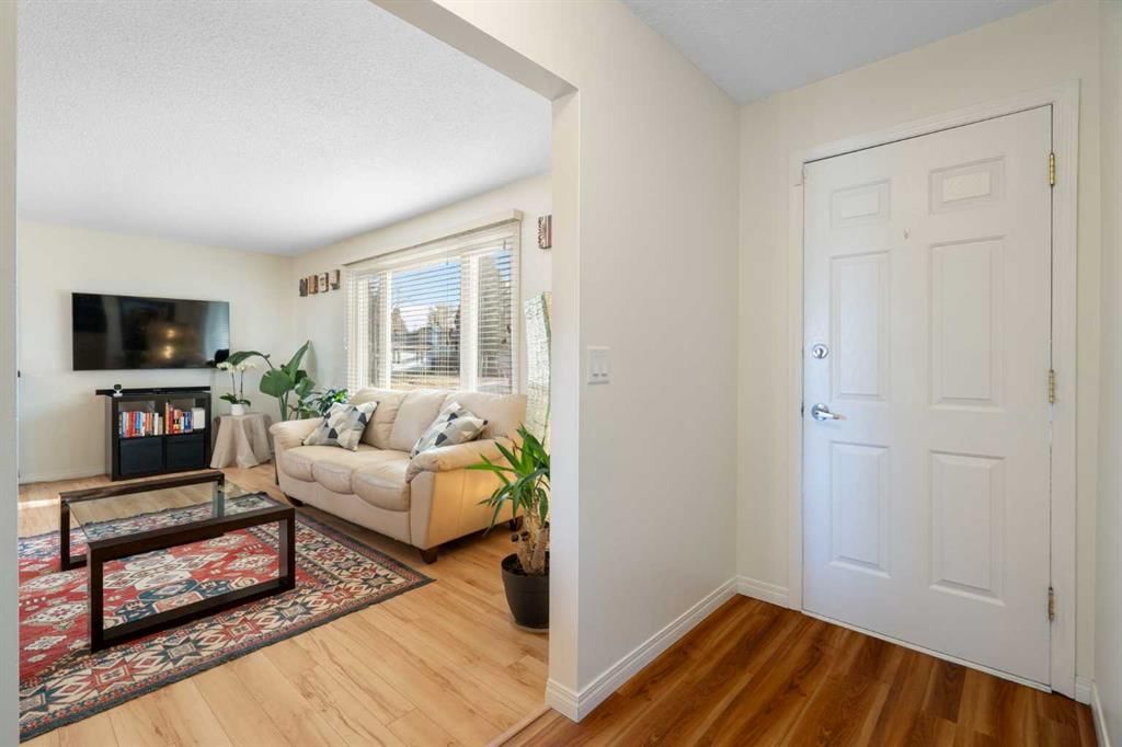 308 Hunterbrook Place NW, Calgary — photo 2 of 35
