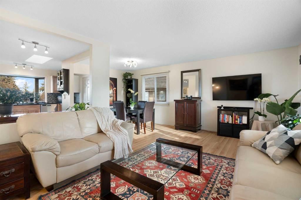 308 Hunterbrook Place NW, Calgary — photo 5 of 35