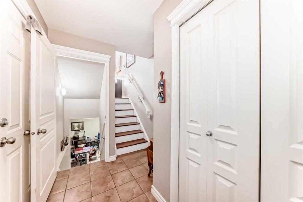 202 Inglewood Grove SE, Calgary — photo 3 of 42