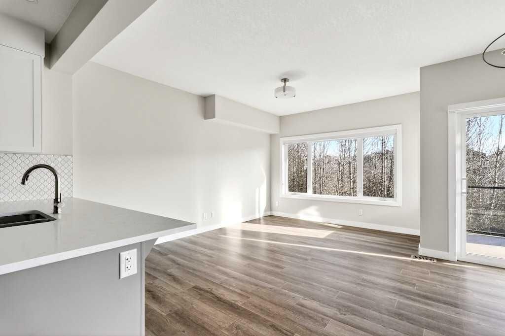 168 Crestridge Common SW, Calgary — photo 3 of 38