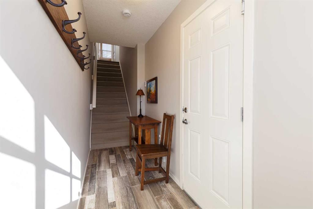 513 Ascot Circle SW, Calgary — photo 4 of 28
