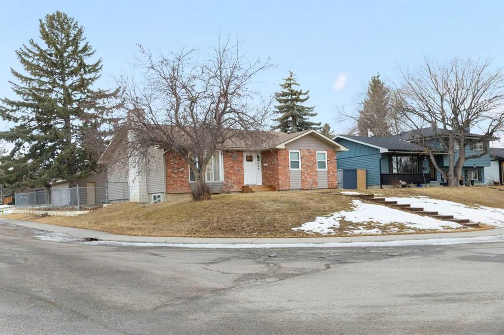 639 Canterbury Drive SW, Calgary — photo 2 of 44