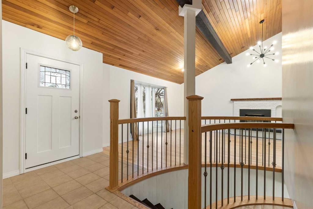 639 Canterbury Drive SW, Calgary — photo 3 of 44