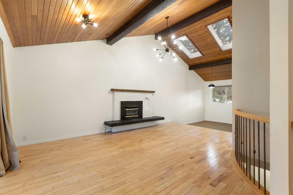 639 Canterbury Drive SW, Calgary — photo 4 of 44