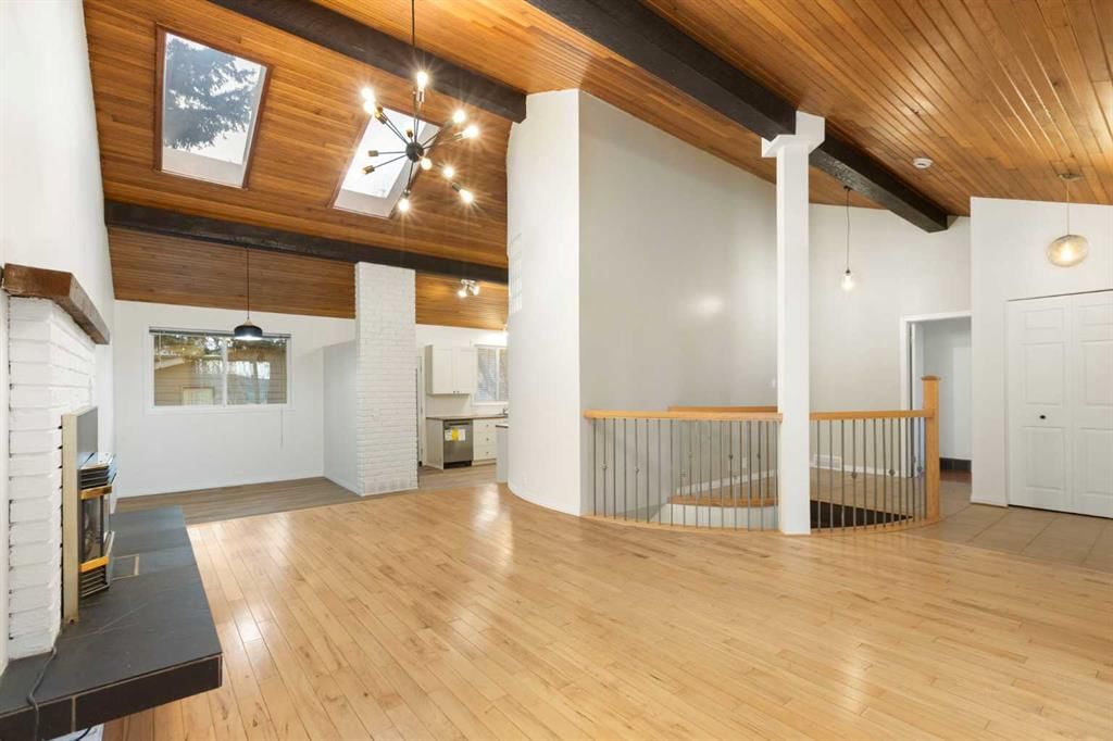639 Canterbury Drive SW, Calgary — photo 5 of 44
