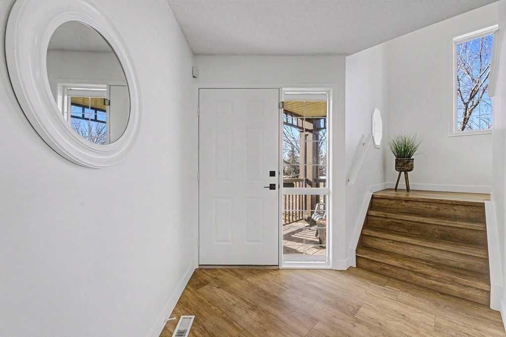 139 Douglas Glen Crescent SE, Calgary — photo 3 of 31
