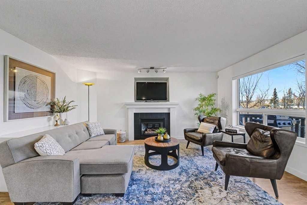 139 Douglas Glen Crescent SE, Calgary — photo 4 of 31