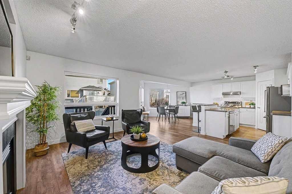 139 Douglas Glen Crescent SE, Calgary — photo 5 of 31