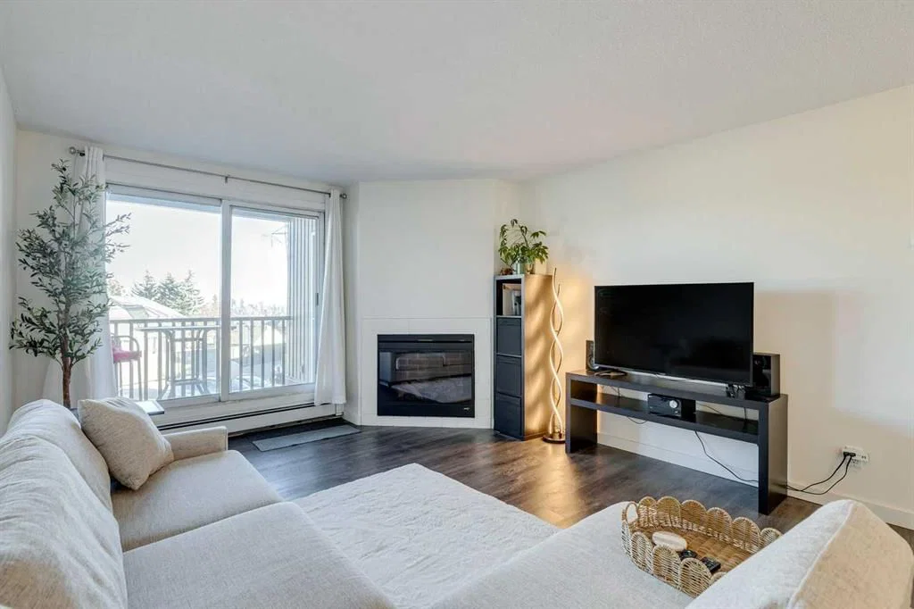 724, 6400 Coach Hill Road SW, Calgary — main listing photo