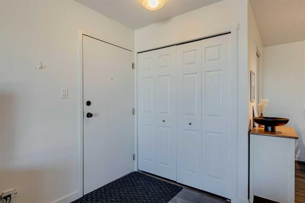 724, 6400 Coach Hill Road SW, Calgary — photo 2 of 27