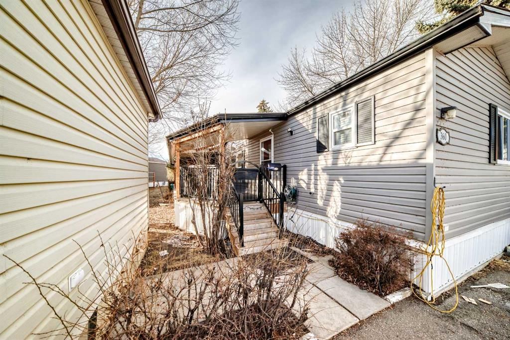 360 Burroughs Circle NE, Calgary — photo 2 of 36