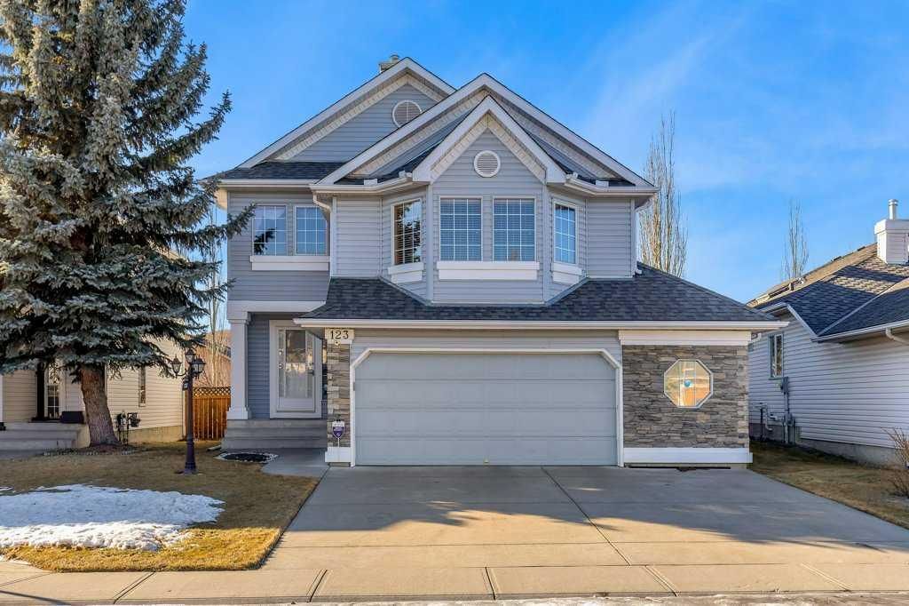123 Valley Glen Bay NW, Calgary — main listing photo
