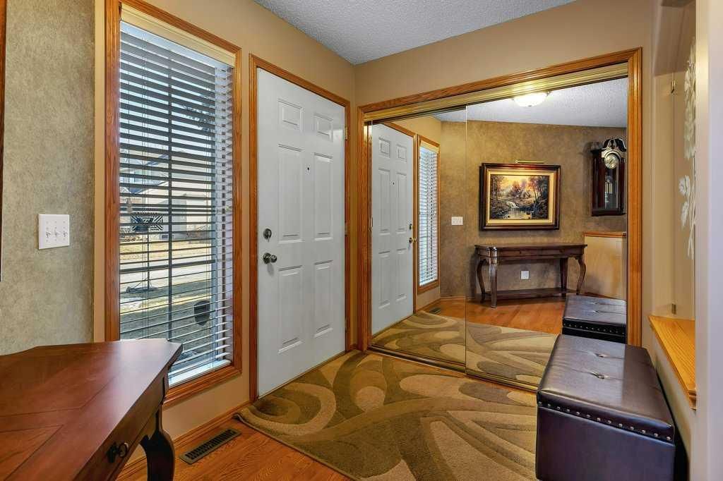123 Valley Glen Bay NW, Calgary — photo 4 of 48