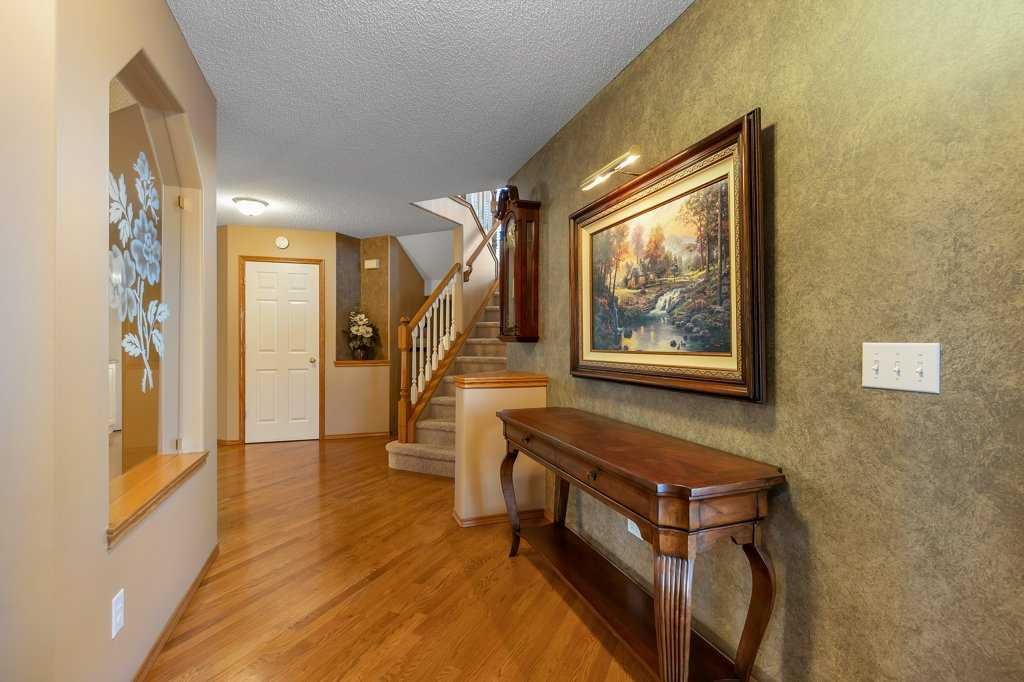 123 Valley Glen Bay NW, Calgary — photo 5 of 48