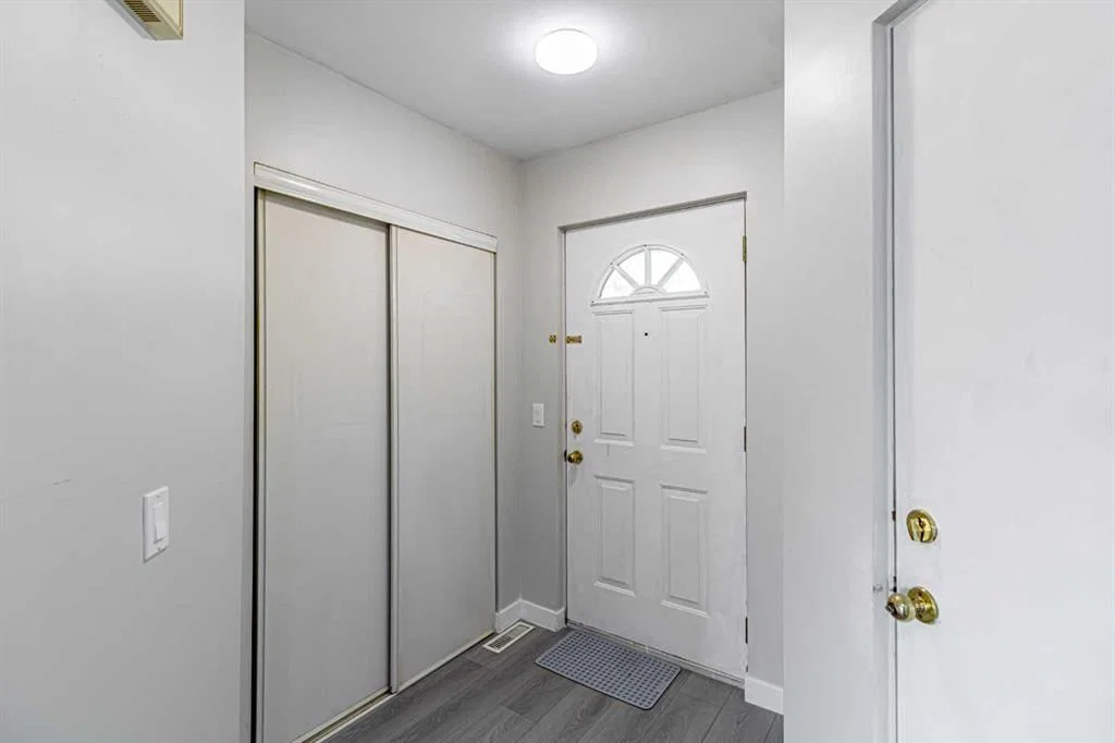 165 Sandpiper Lane NW, Calgary — photo 3 of 17
