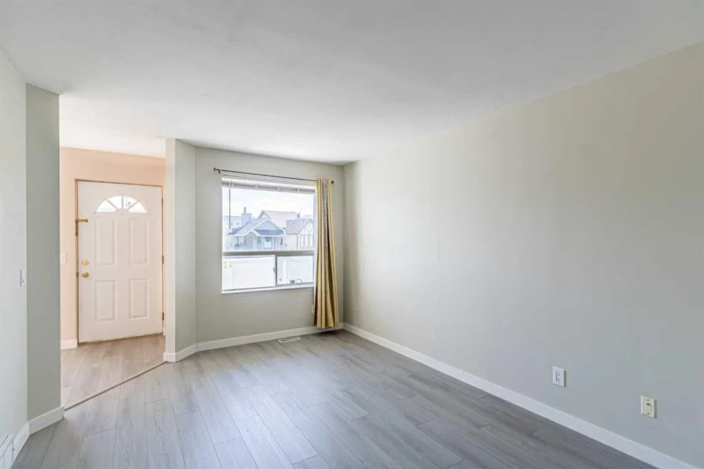 165 Sandpiper Lane NW, Calgary — photo 4 of 17