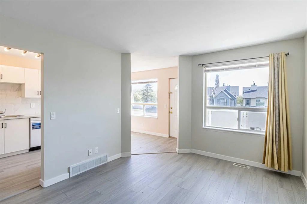 165 Sandpiper Lane NW, Calgary — photo 5 of 17