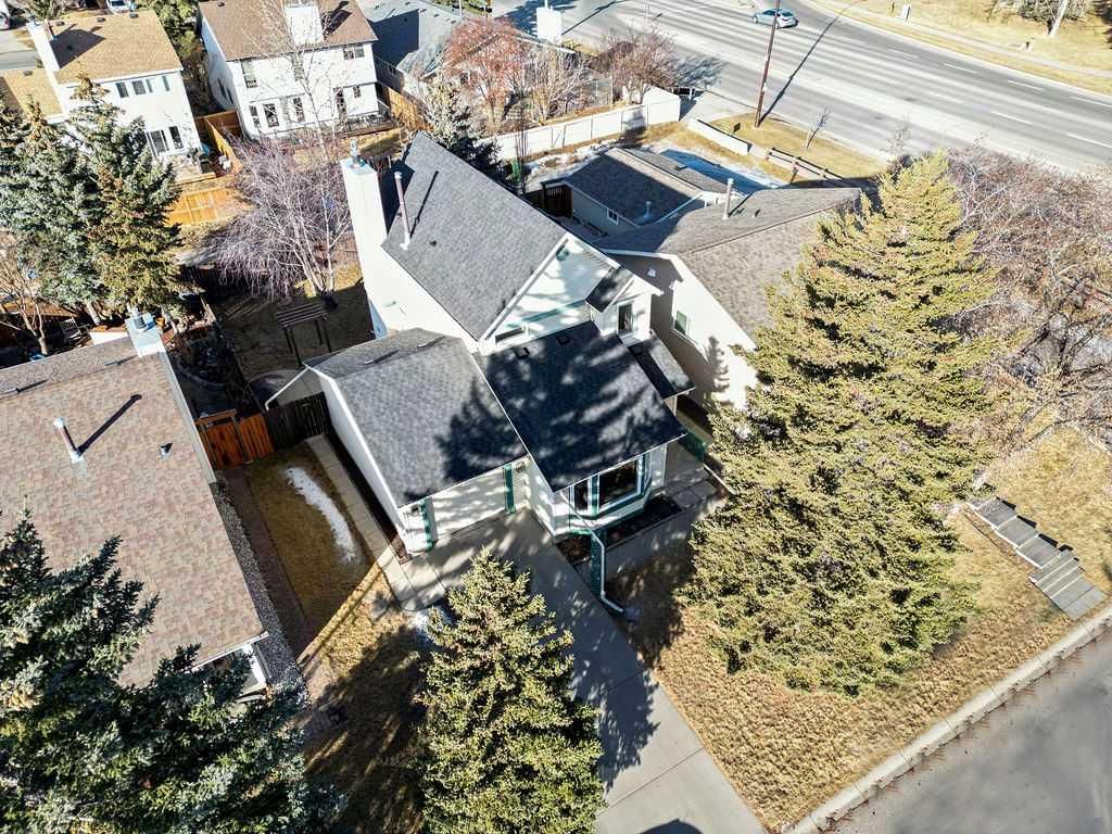 220 Scenic Way NW, Calgary — photo 4 of 41