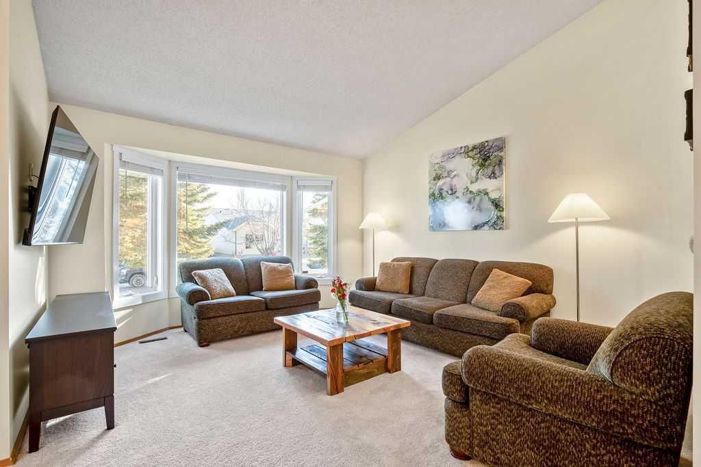 220 Scenic Way NW, Calgary — photo 5 of 41
