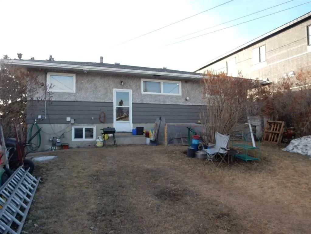 1330 34 Street SE, Calgary — photo 3 of 31