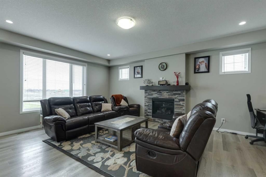 205 Cityside Park NE, Calgary — photo 3 of 36