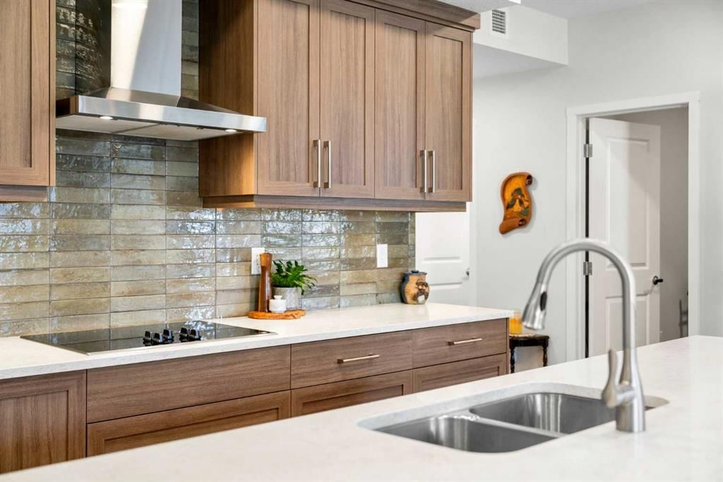 2208, 33 Carringham Gate NW, Calgary — photo 5 of 48