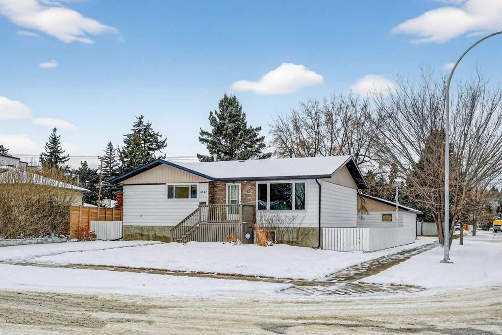 8527 Bowglen Road NW, Calgary — photo 2 of 44