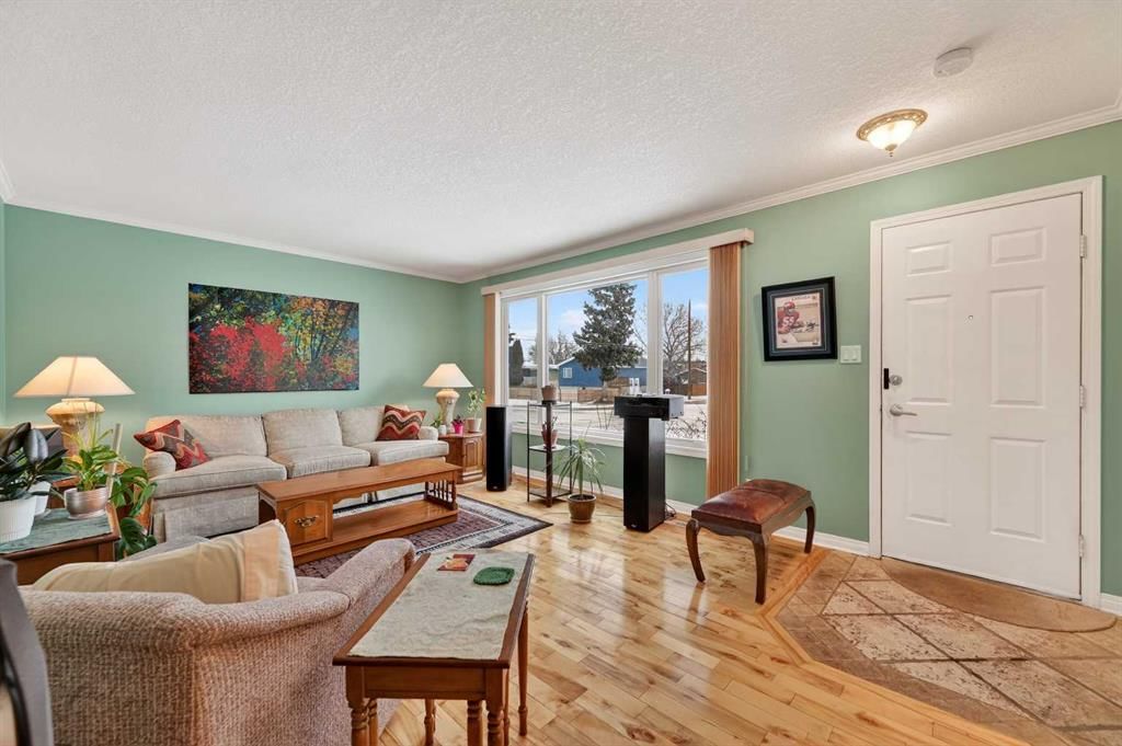 8527 Bowglen Road NW, Calgary — photo 4 of 44