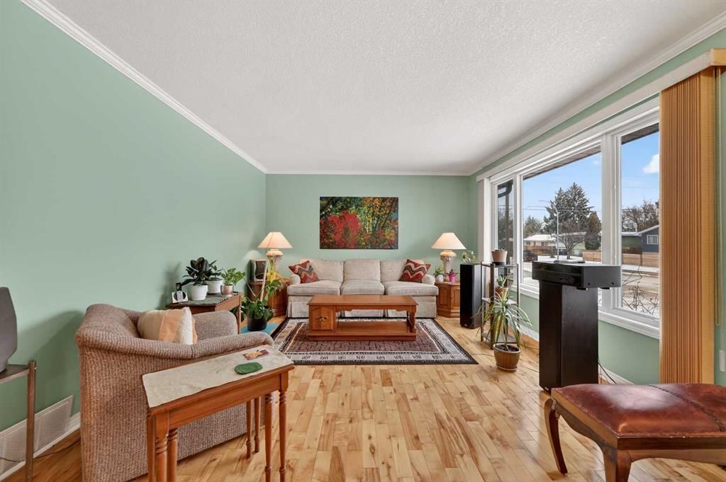 8527 Bowglen Road NW, Calgary — photo 5 of 44