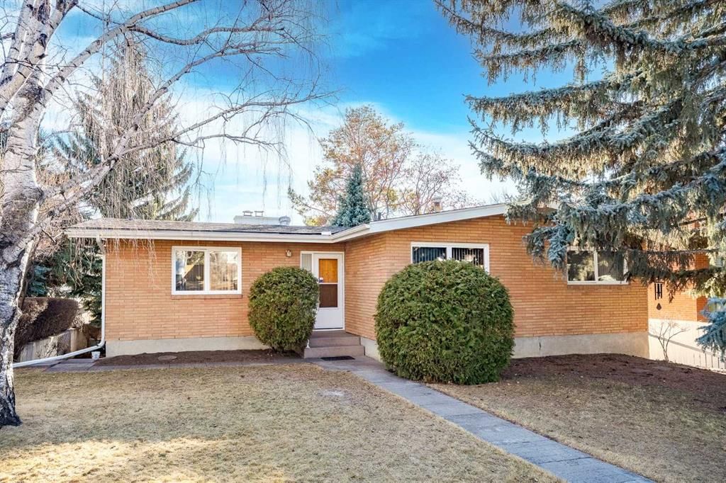 2731 48 Avenue NW, Calgary — main listing photo
