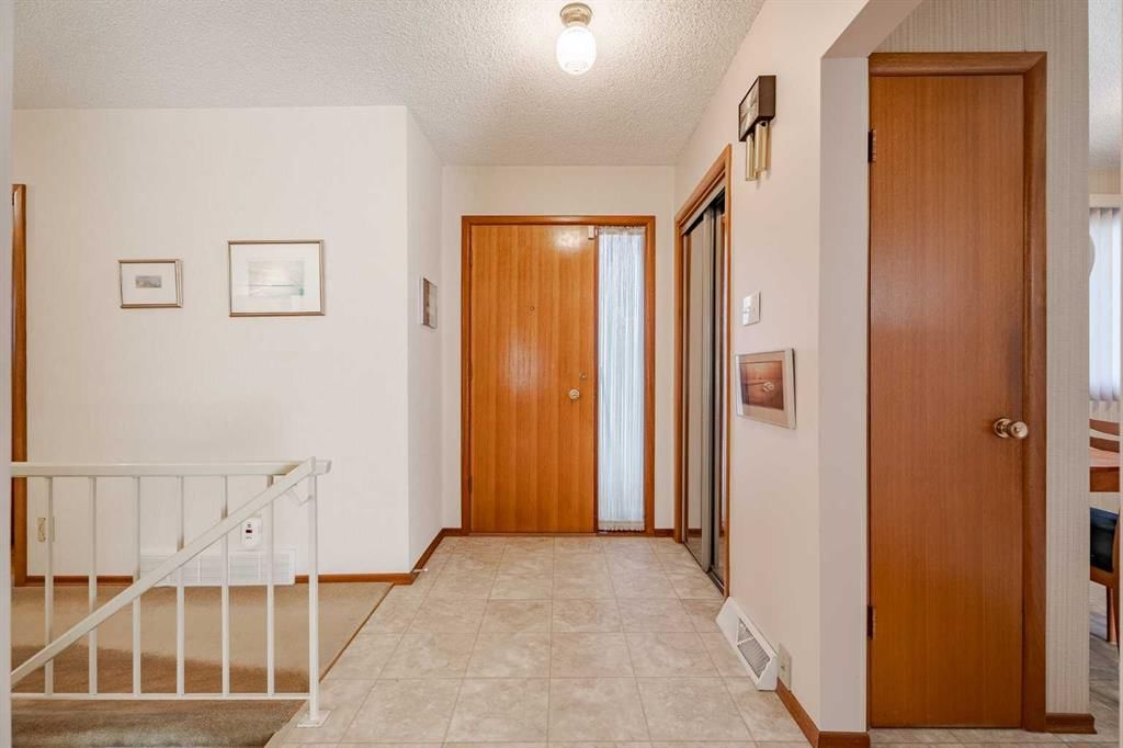 2731 48 Avenue NW, Calgary — photo 2 of 38