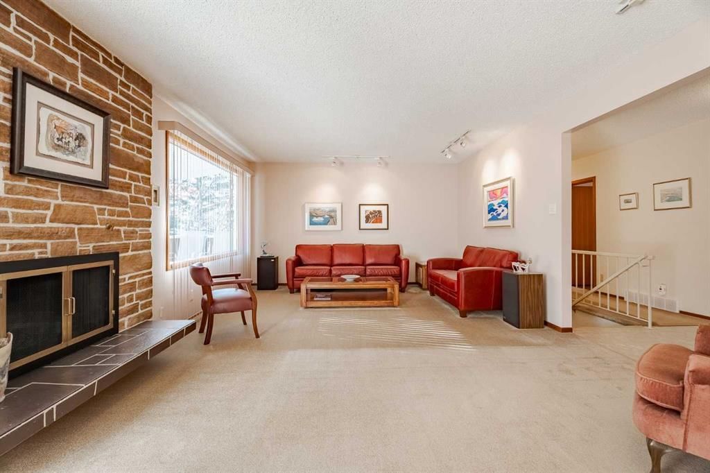 2731 48 Avenue NW, Calgary — photo 4 of 38