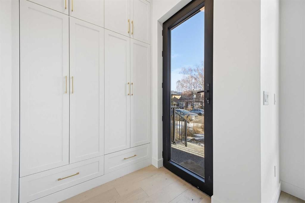1427 26A Street SW, Calgary — photo 4 of 50