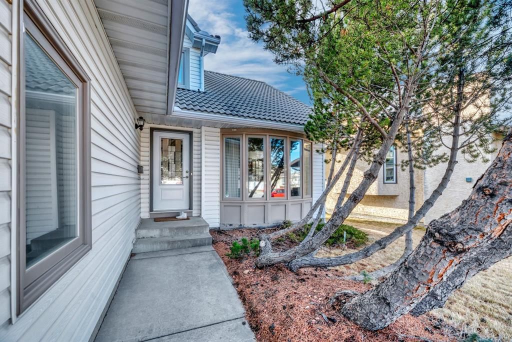 323 Hawkwood Boulevard NW, Calgary — photo 3 of 48