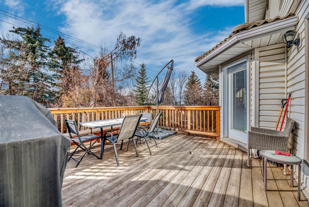 323 Hawkwood Boulevard NW, Calgary — photo 4 of 48