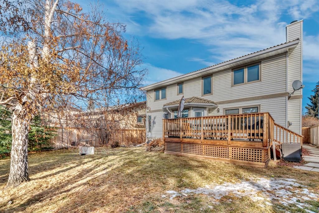 323 Hawkwood Boulevard NW, Calgary — photo 5 of 48