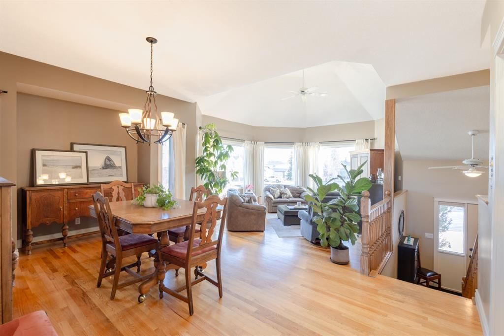 456 Hawkland Place NW, Calgary — photo 5 of 35