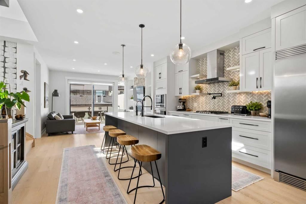 3319 41 Street SW, Calgary — photo 3 of 43