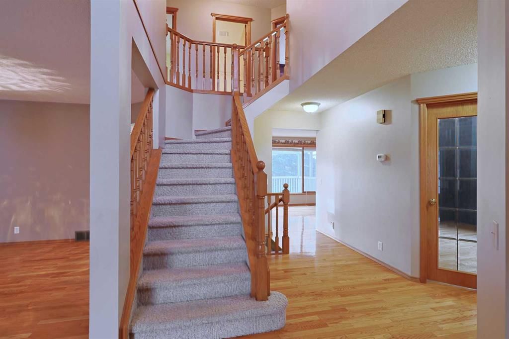 111 Schubert Place NW, Calgary — photo 5 of 43