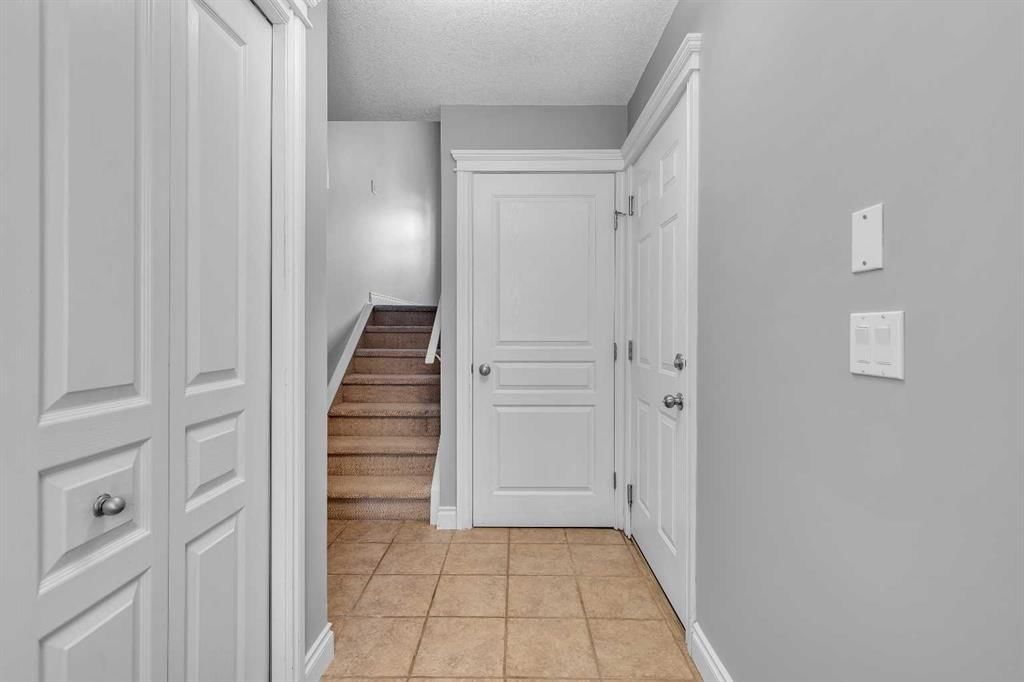 69 Cougar Ridge Mews SW, Calgary — photo 5 of 37