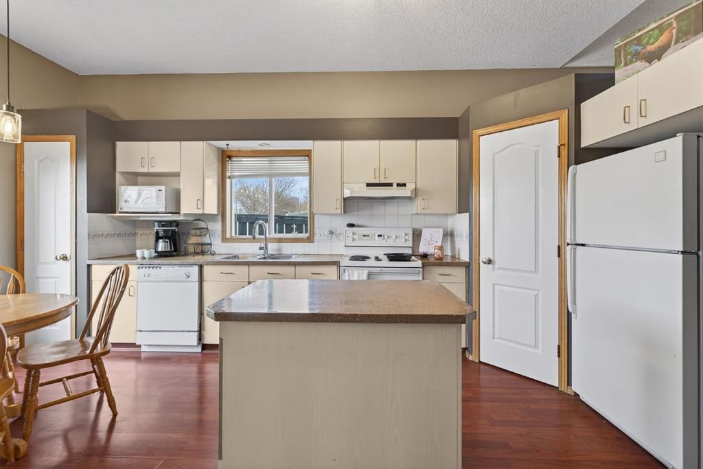 68 Coventry Green NE, Calgary — photo 3 of 46